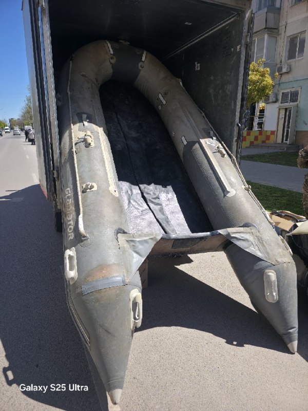 Надувная лодка для профессиональной рыбалки GLADIATOR D420AL