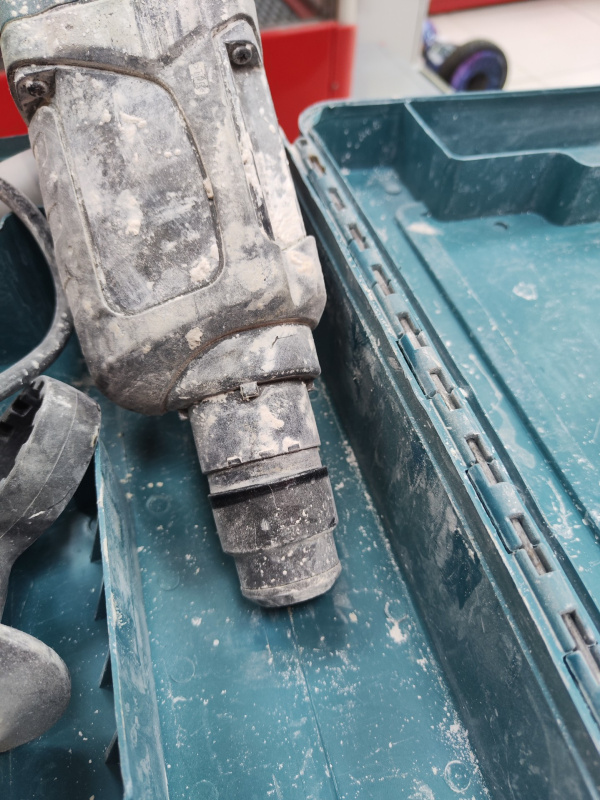 Перфоратор Makita HR 2470