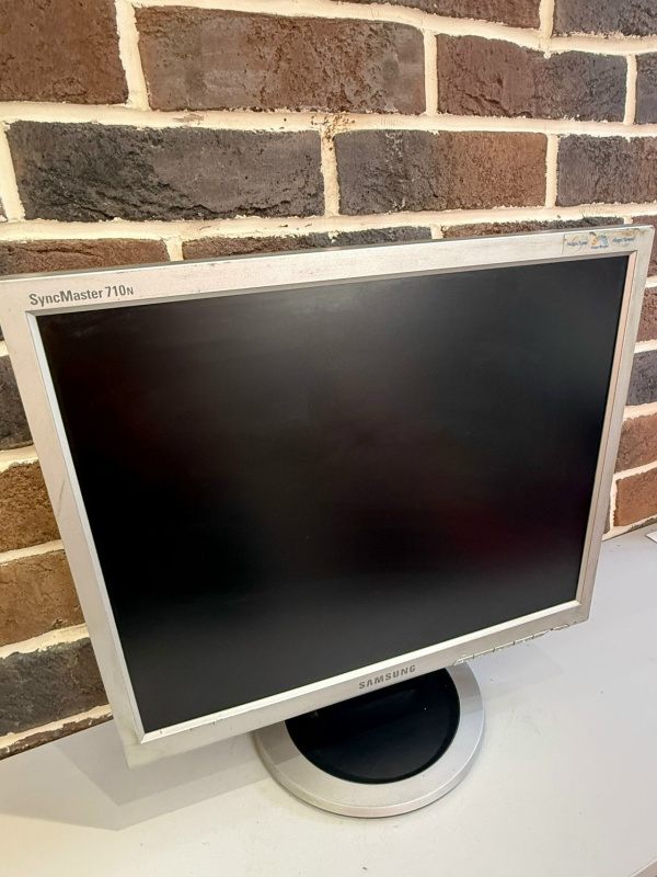 Монитор Samsung 710N D